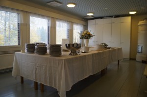 Keittiön vierestä löytyy mukavasti tilaa pöydille ja kattauksille Kuva pienestä pääsalista