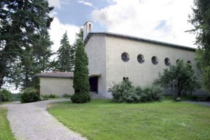 Kytäjän kirkko sijaitsee n. 200 metrin etäisyydellä Maapirtistä. Kytäjän kirkko sijaitsee n. 200 metrin etäisyydellä Maapirtistä